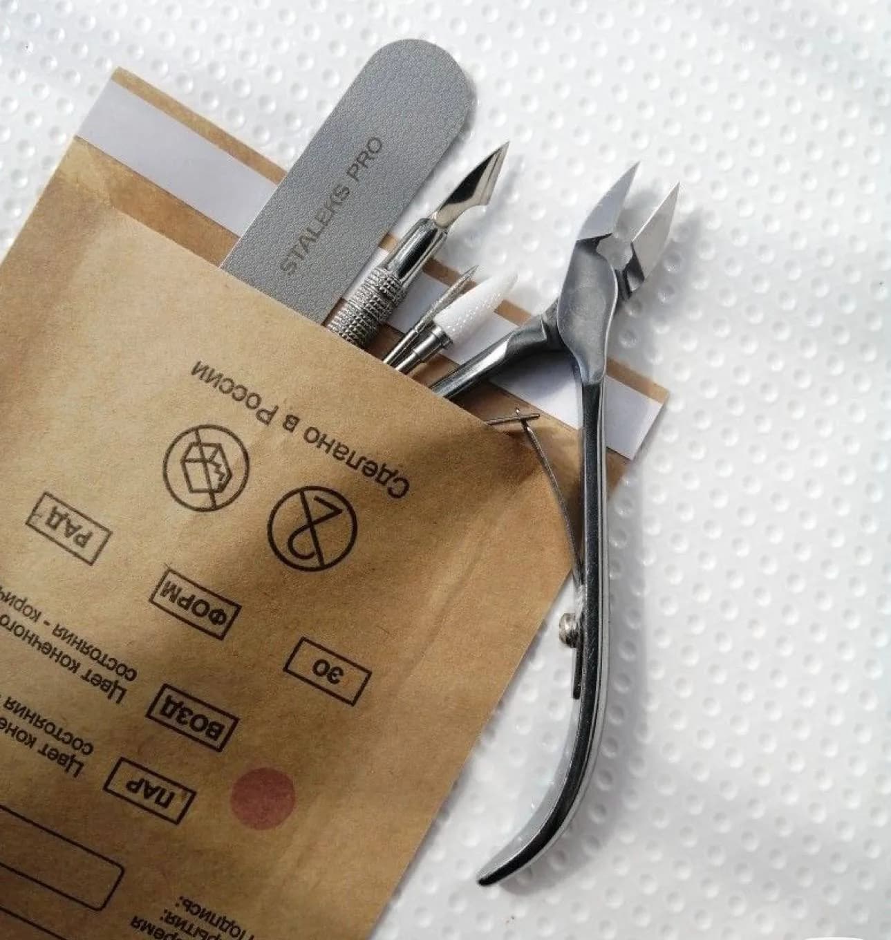 Instrumentos de manicura en una bolsa kraft de esterilización
